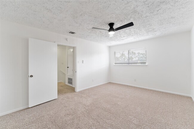 Building Photo - 4927 Glendower Dr