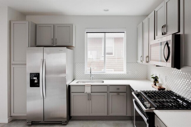 Building Photo - 801 N Bluff Dr