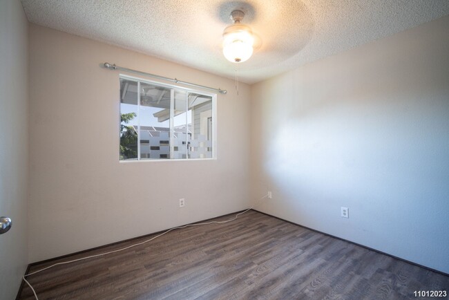 Building Photo - 2 bd, 2 ba 2 parking second story townhome...