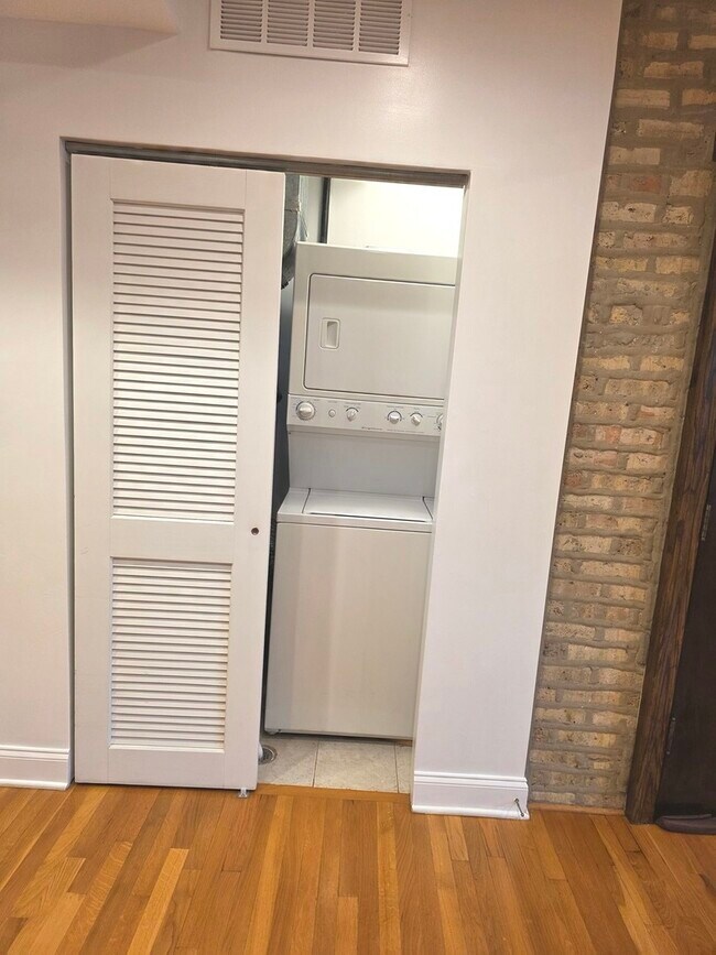 Building Photo - 2544 W Hollywood Ave