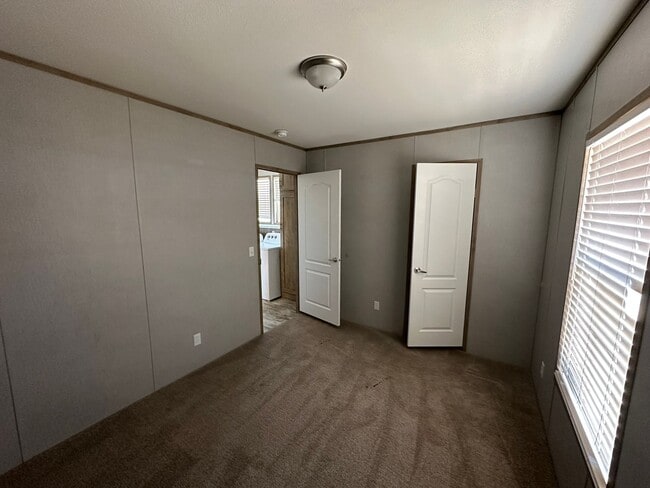 Building Photo - 3 Bed 2 Bath Home
