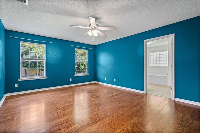 Building Photo - Spacious 4-bedroom Retreat