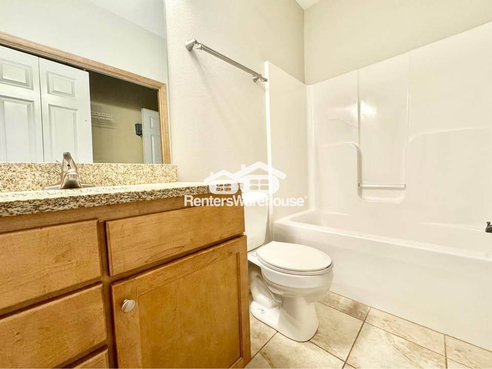 Building Photo - 2000 Meadow Ct