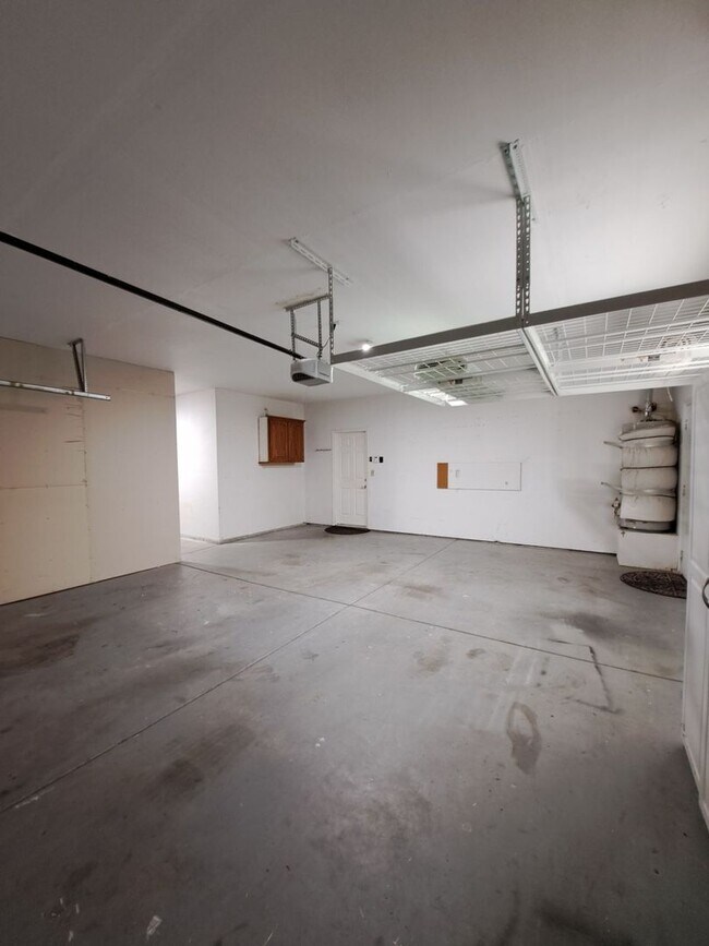 Building Photo - Gorgeous Fresno Residence with Premium Fin...