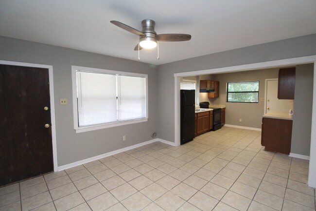 Building Photo - 3 bed 1 bath duplex with almost 1400 sqft ...