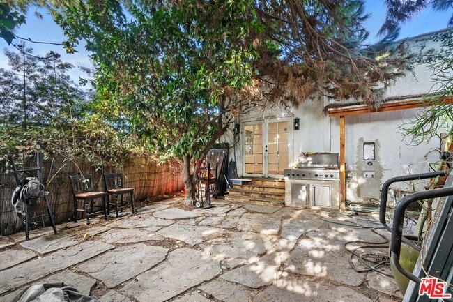 Building Photo - 9022 Beverlywood St