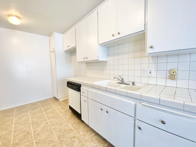 Building Photo - 121 Croft Ave