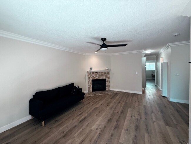 Building Photo - Beautiful 2 Bedroom 1.5 Bath Home