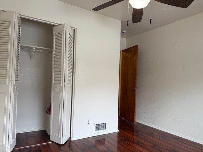 Building Photo - 2 story updated townhouse In Rosemont 2/1