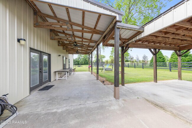 Building Photo - 1120 E Butcher Switch Rd