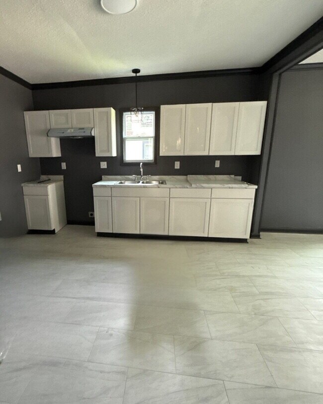 Building Photo - 2543 Pershing Ave