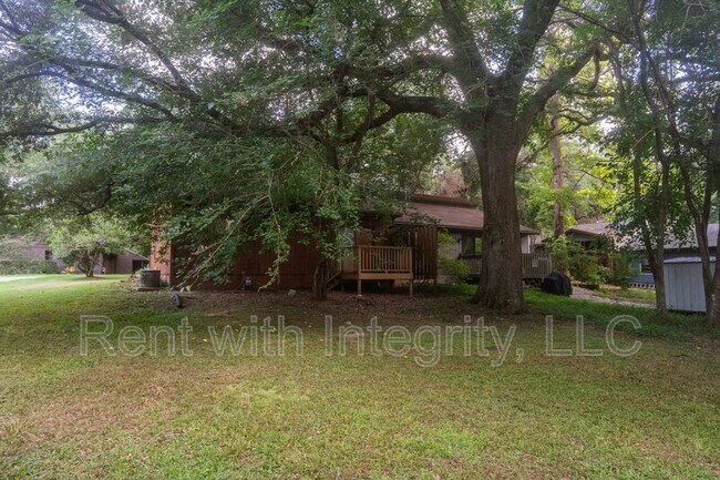 Building Photo - 1500 Twin Lakes Cir