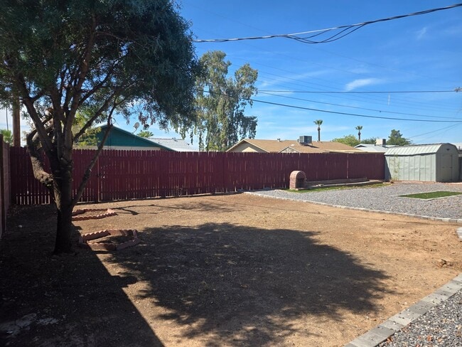 Building Photo - Cozy 3 bed, 2 bath home in Phoenix, No HOA!