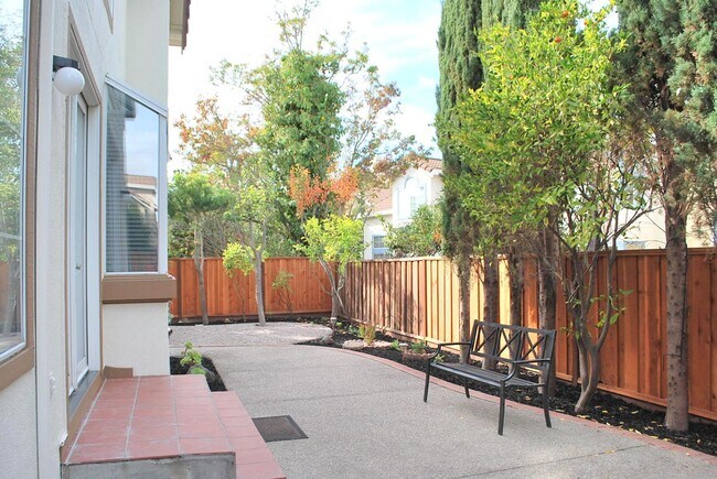 Building Photo - Updated Detached Home in Gated Fleur Du Mo...