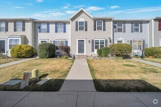 Building Photo - Modern 3 Bed, 3 Bath Home with Central Air...