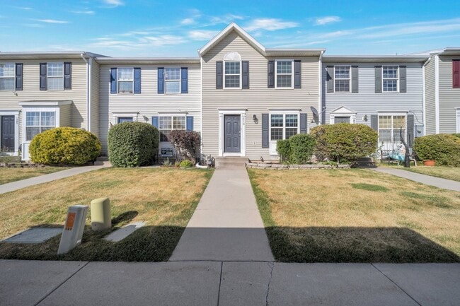 Primary Photo - Modern 3 Bed, 3 Bath Home with Central Air...