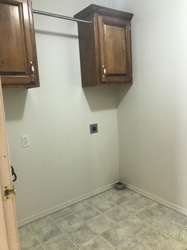 Building Photo - Executive Rental - Charming 3-bedroom 2 bath 2 car garage-available to view now