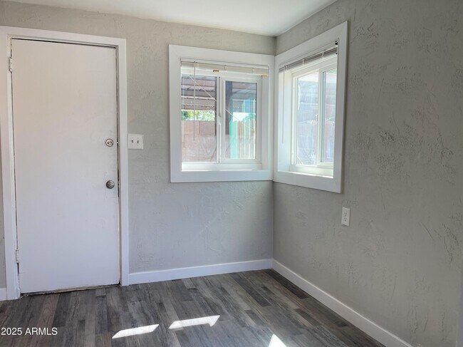 Building Photo - 1125 E Devonshire Ave