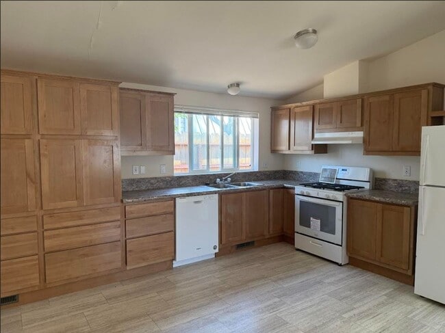 Building Photo - Newer 2 bedroom house on quiet street