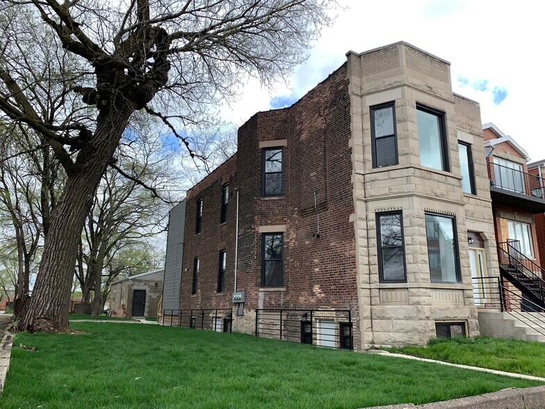 Building Photo - 2742 W Polk St