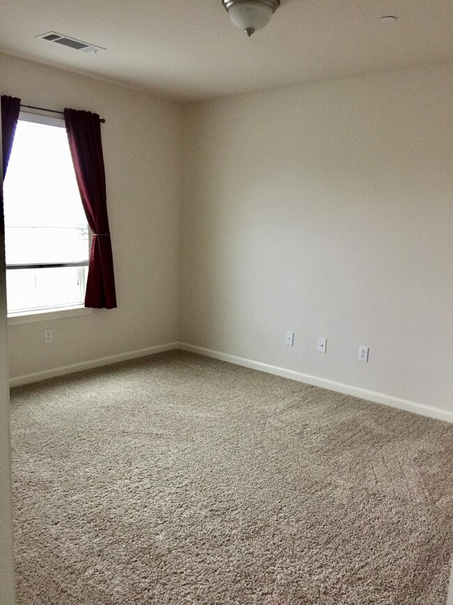 Building Photo - Townhouse in the Villages at Shasta View G...
