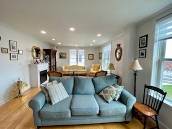 Building Photo - 65 Chelsea St