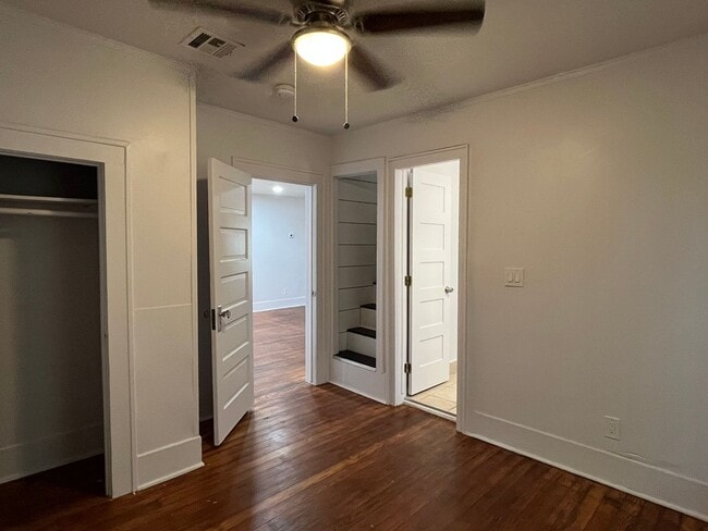 Building Photo - 2 bedroom House with Bonus Room and Fenced Yard