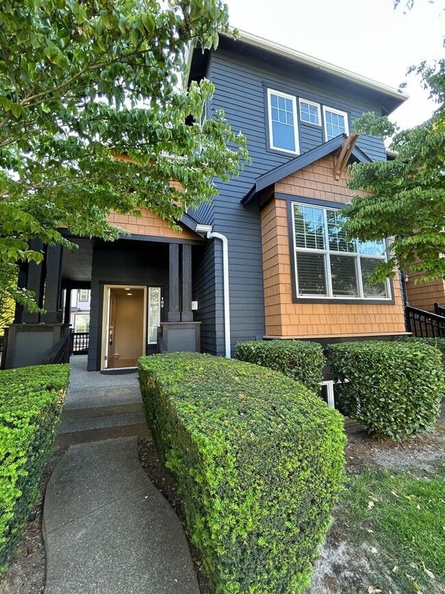 Building Photo - Spacious 3BR/3.5BA Townhome in Desirable E...