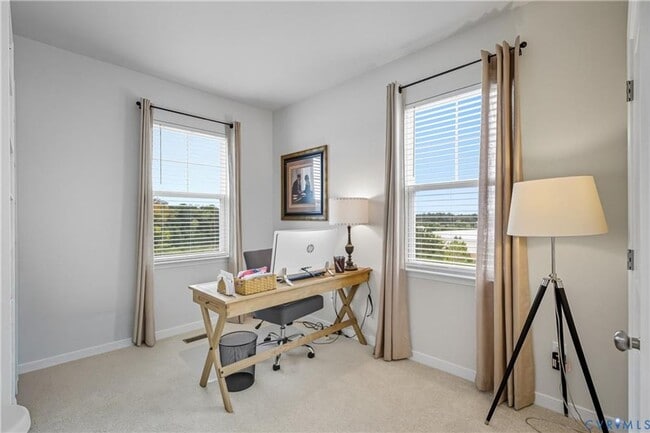 Building Photo - Like new 3 level townhome with garage convenient to Hancock Village