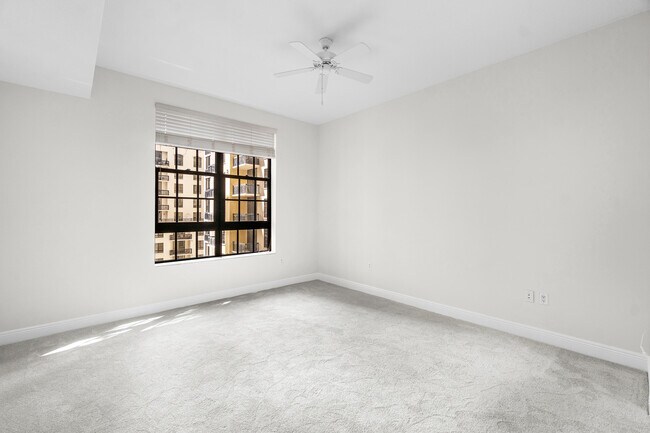 Building Photo - 701 S Olive Ave