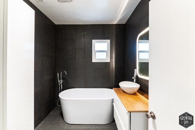 Building Photo - 314 S Gless St