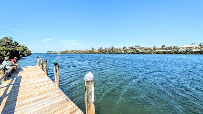 Building Photo - Seasonal/short term 2/2 condo rental with full water view on Longboat Key.