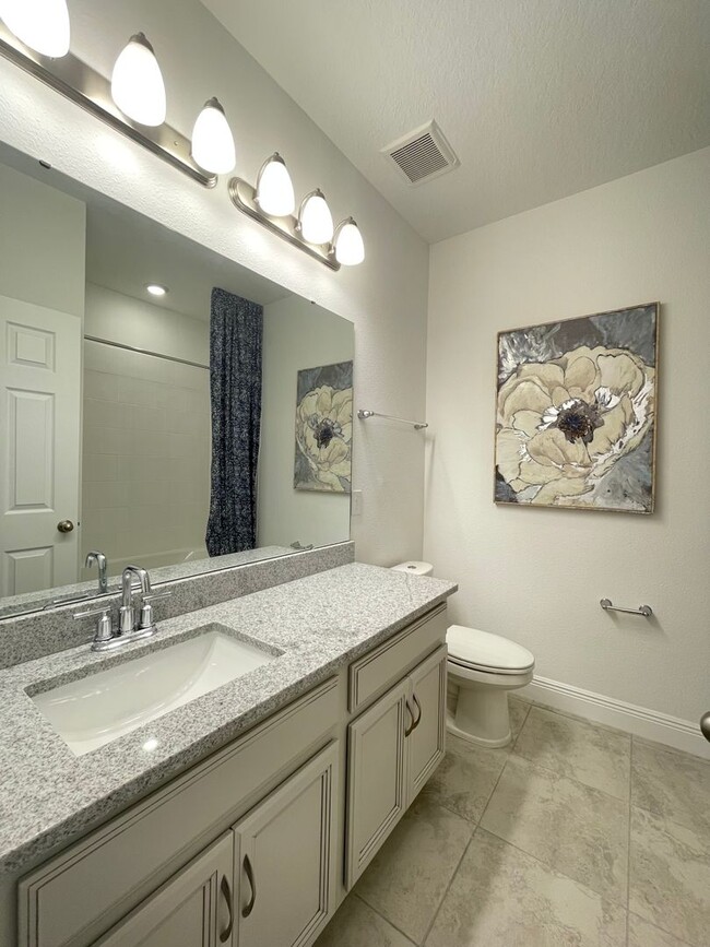 Building Photo - 3 Bedroom, 2.5 Bath Townhome in Enclave at...