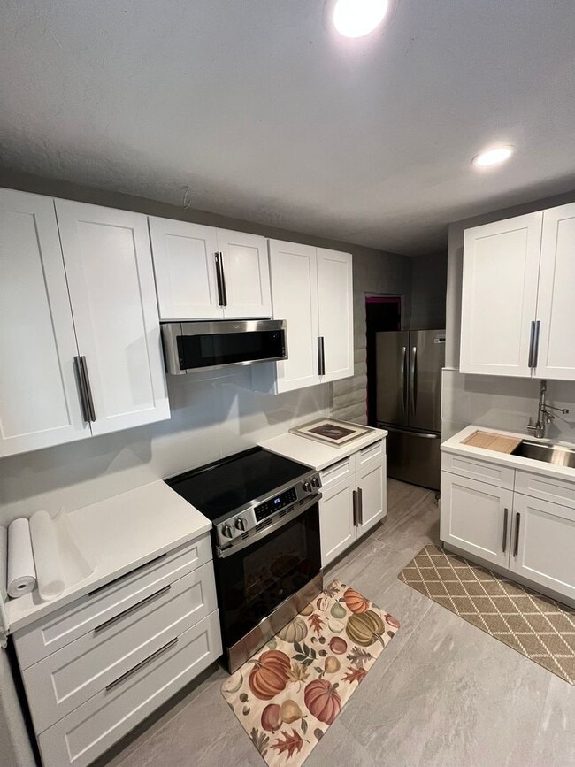 Building Photo - Fully Furnished 1-Bedroom, 1-Bathroom Unit...