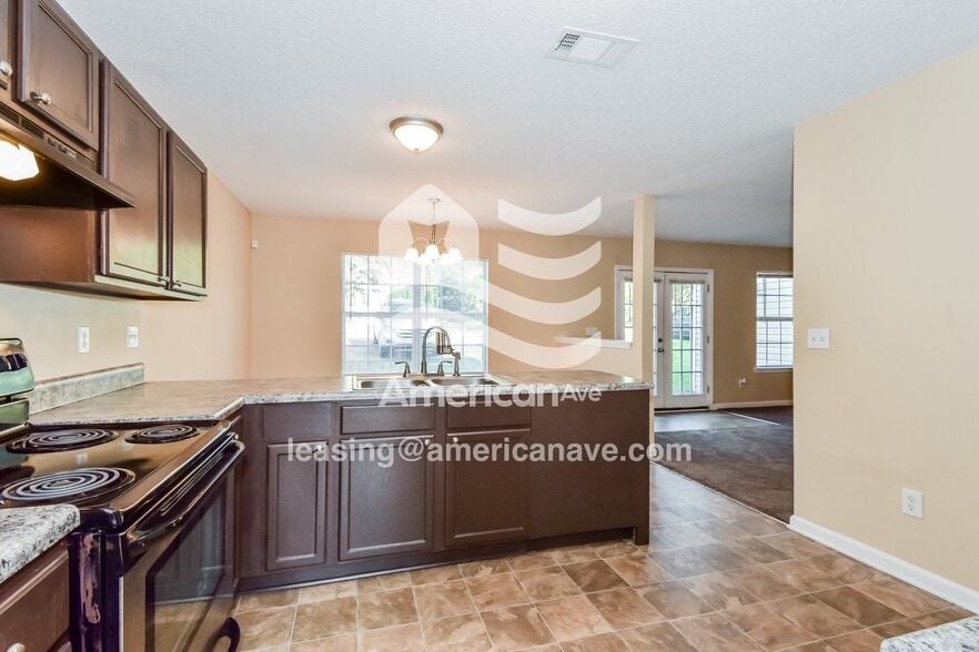 Building Photo - 2152 Oak St