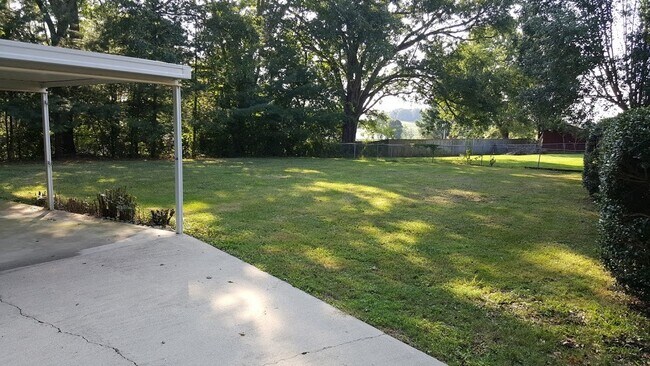 Building Photo - Large Home with Beautiful Mountain Views