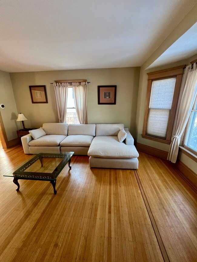 Building Photo - Fully Furnished, Large 3 Bedroom Home!