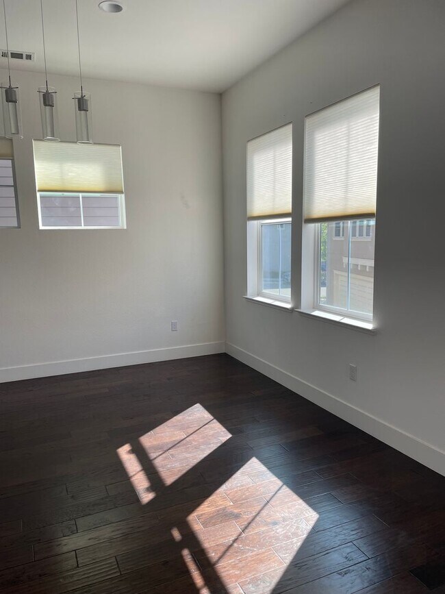 Building Photo - Spacious 3 Bedroom Home in Quiet Neighborhood - Solar Included!