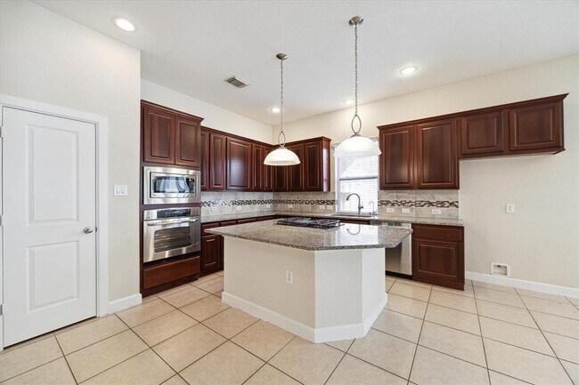 Building Photo - 910 Floriencia St