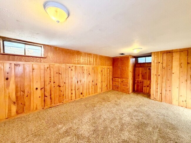 Building Photo - DEC RENT FREE FOR A LEASE STARTING BY NOV 15TH! - BRICK HOME WITH FINISHED BASEMENT