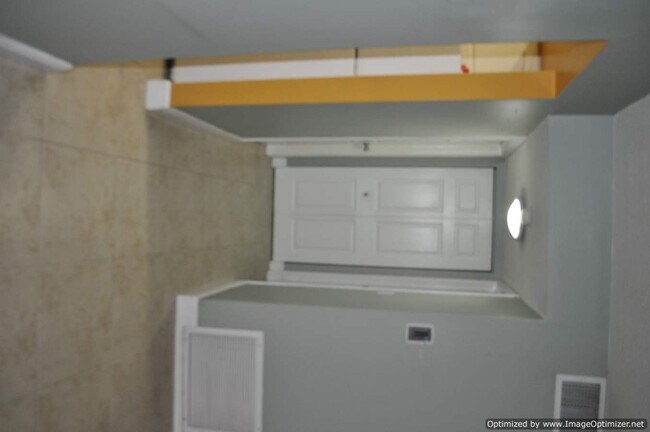 Building Photo - 10413 N Kendall Dr