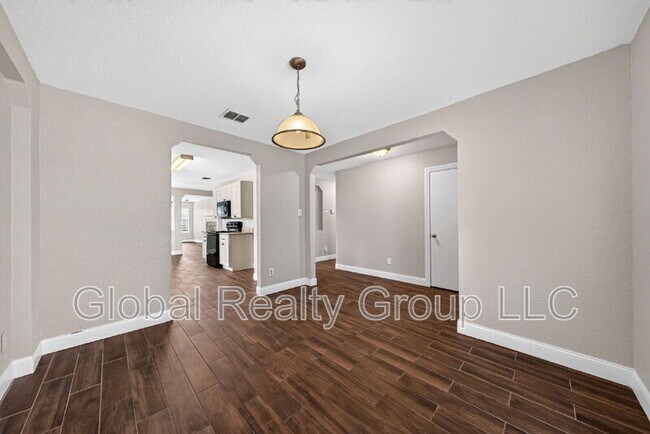 Building Photo - 117 Creek Run