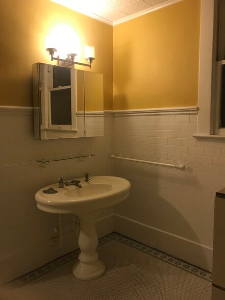 Large bathroom - 717 W Huron St