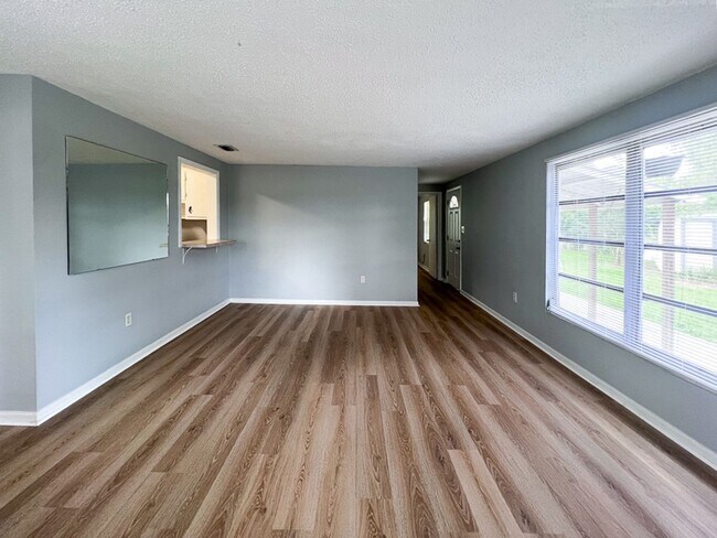 Building Photo - Pet Friendly 3BR/2BA Bungalow located in Gainesville Heights Available Mid-August!