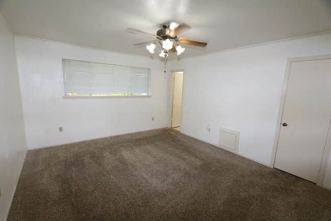 Building Photo - 5339 Lincoln Town Dr