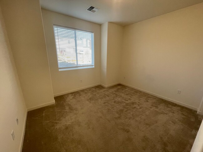 Building Photo - Beautiful 3 Bedroom Townhome close to UNR