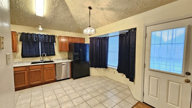 Building Photo - 8731 Croteau Dr