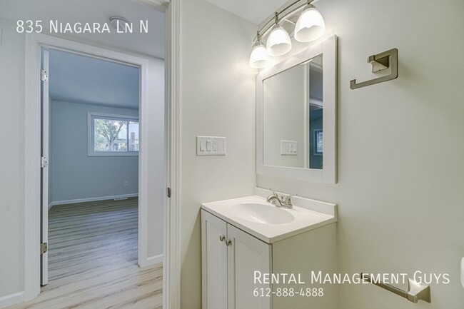 Building Photo - Stunning 4 Bedroom Home! Wayzata School District!