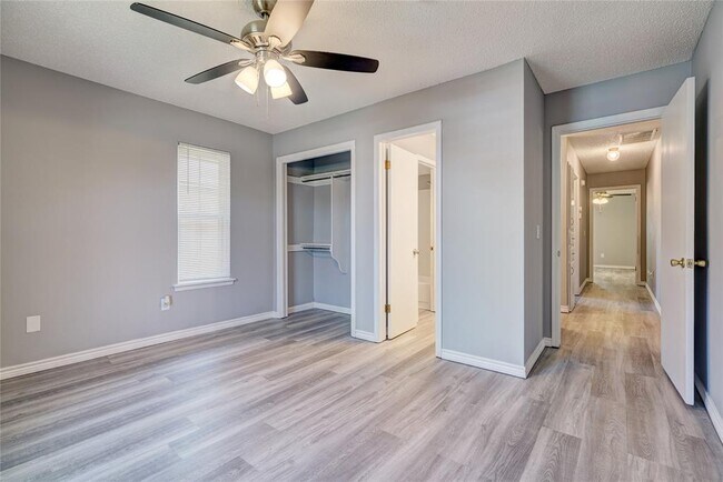 Building Photo - 9913 S Klein Ave