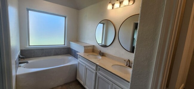 Building Photo - 5022 Brewcastle Ln